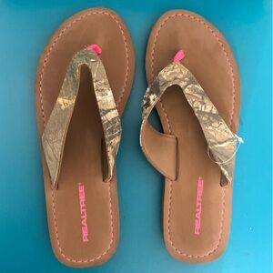 Realtree Brown Flip Flop Sandal with Pink Logo